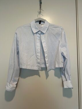 H&M Cropped Button-Down Shirt in White with Light Blue Stripes